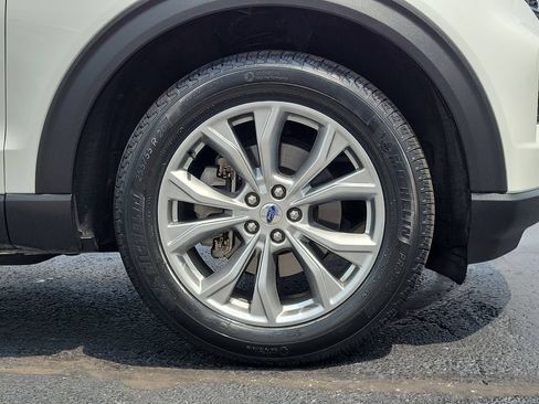 Certified 2023 Ford Explorer XLT w/ Equipment Group 202A AWD/4WD image 9