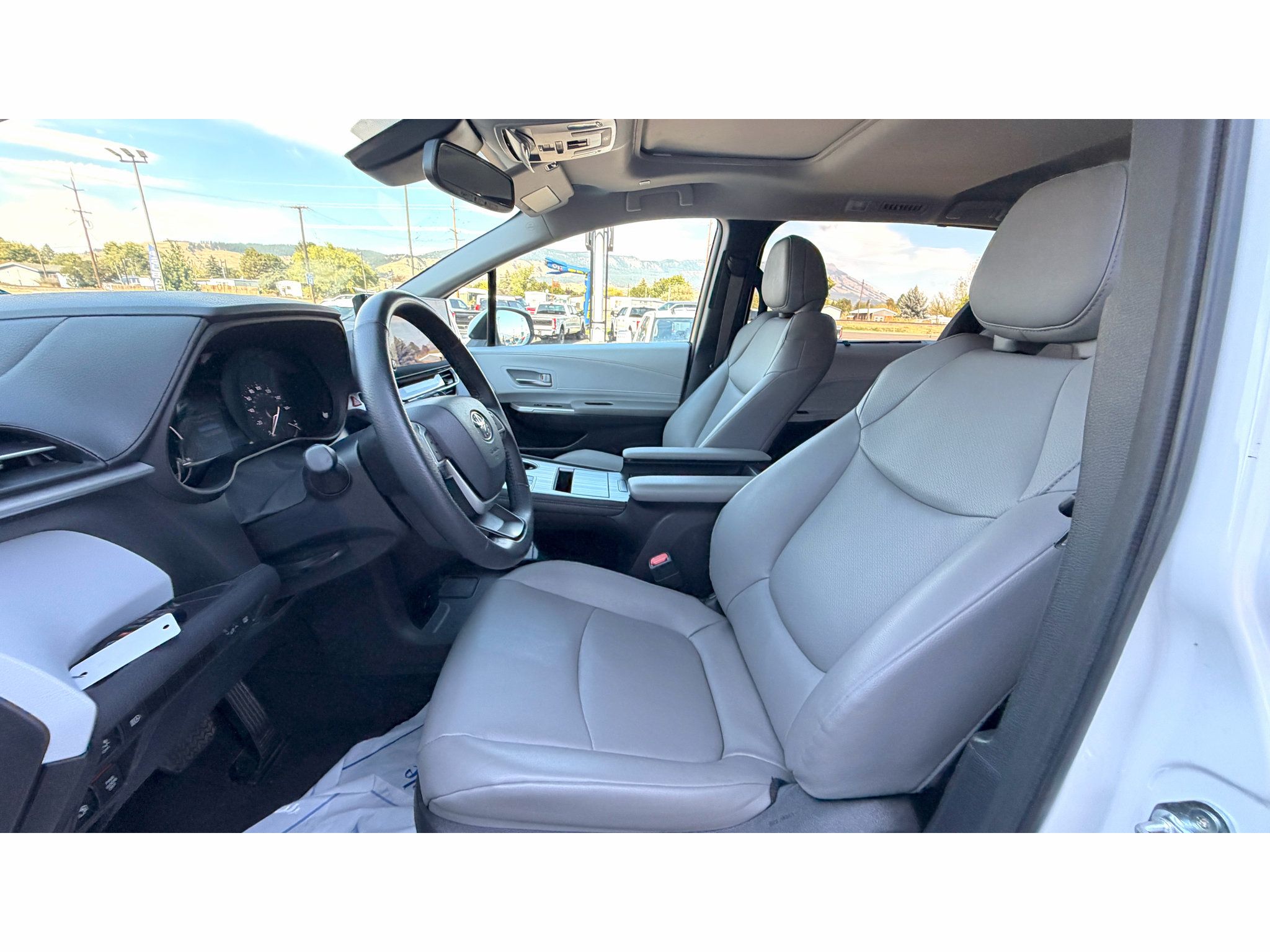 Used 2025 Toyota Sienna XLE FWD image 21