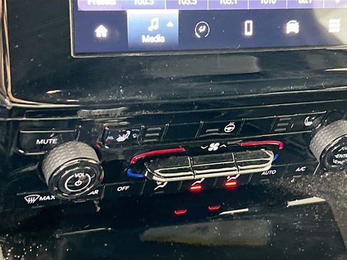 Used 2022 Jeep Grand Cherokee L Laredo image 16