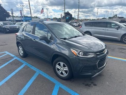Used 2017 Chevrolet Trax LT w/ LT Convenience Package AWD/4WD image 2