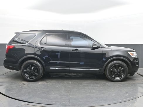 Used 2018 Ford Explorer XLT w/ Equipment Group 201A image 8