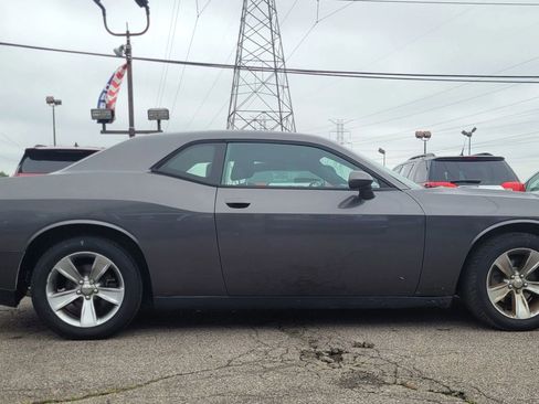 Used 2015 Dodge Challenger SXT image 4