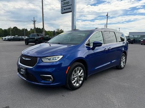 Used 2021 Chrysler Pacifica Touring-L w/ Uconnect Theater Family Group AWD/4WD image 1