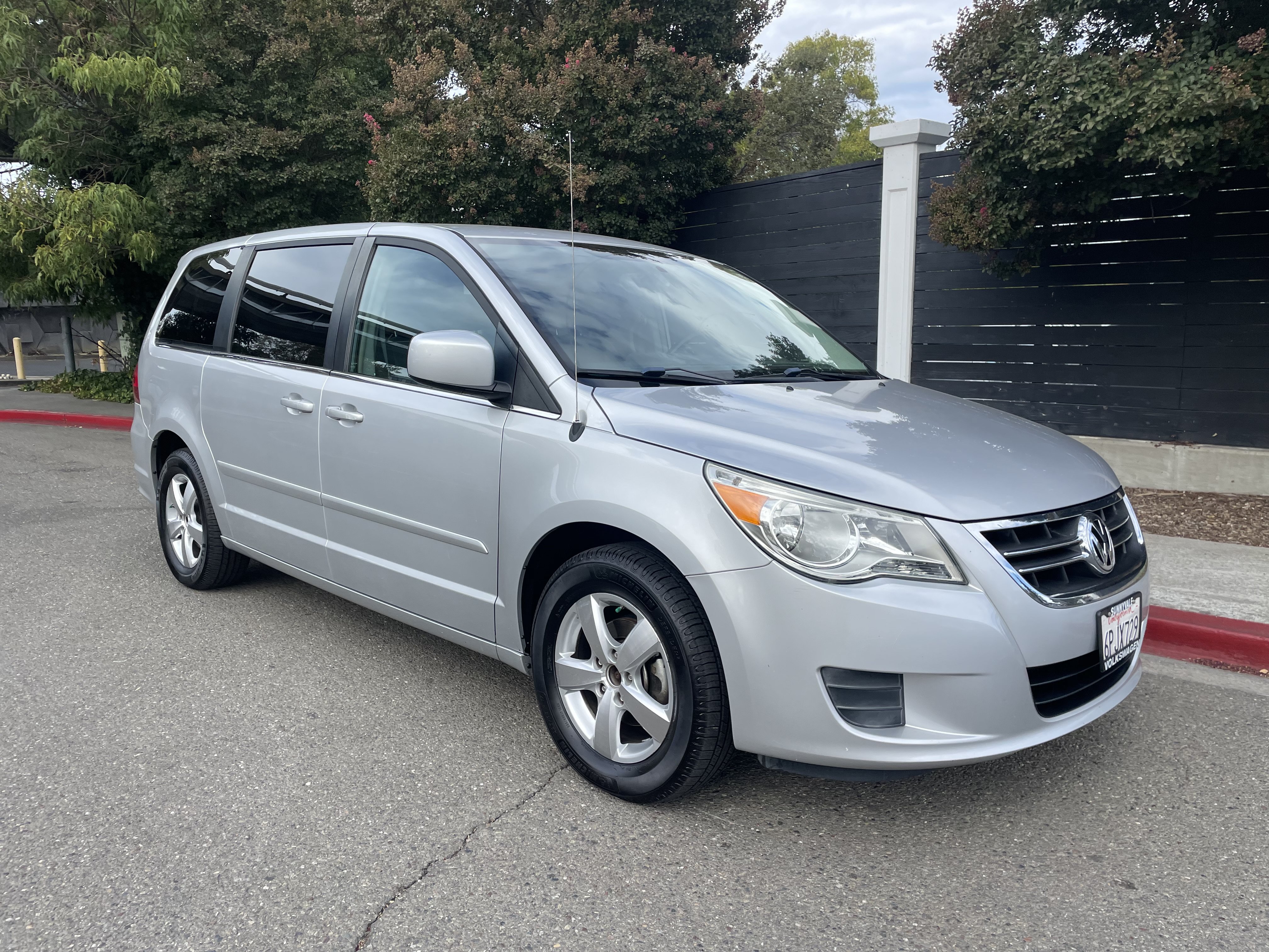 Used 2010 Volkswagen Routan SE FWD image 2