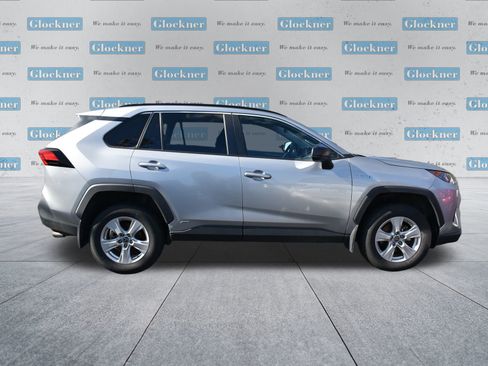 Used 2021 Toyota RAV4 LE image 4