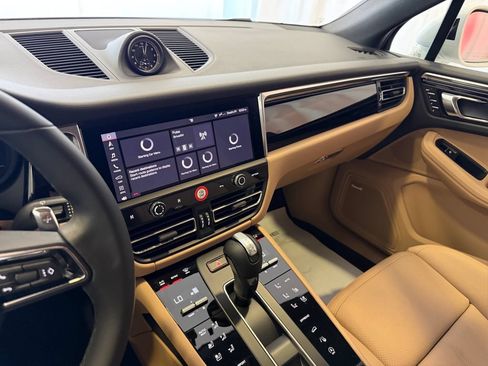 Certified 2026 Porsche Macan AWD/4WD image 18