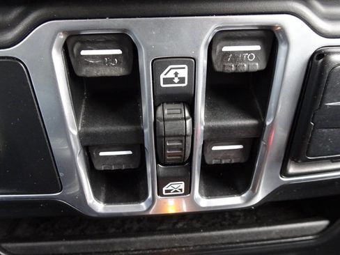 Used 2018 Jeep Wrangler Unlimited Sahara w/ Uconnect 4C Nav & Sound Group image 24