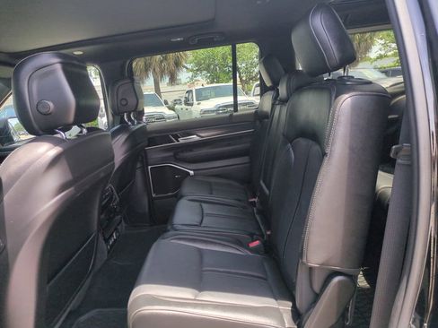 Used 2023 Jeep Wagoneer Series III w/ Premium Group I AWD/4WD image 16