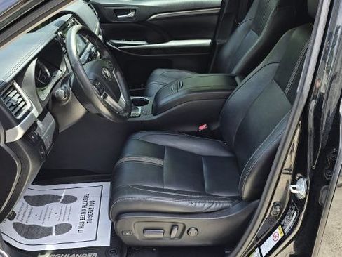 Used 2017 Toyota Highlander SE AWD/4WD image 16