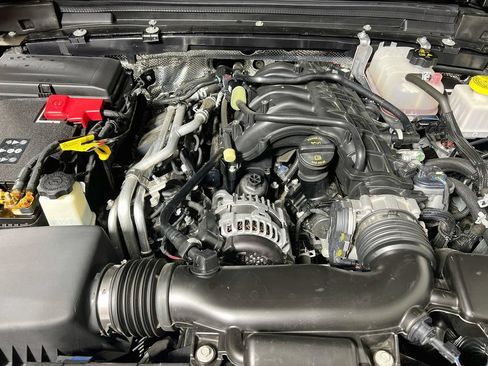 Used 2025 Jeep Gladiator Mojave w/ Convenience Group AWD/4WD image 25