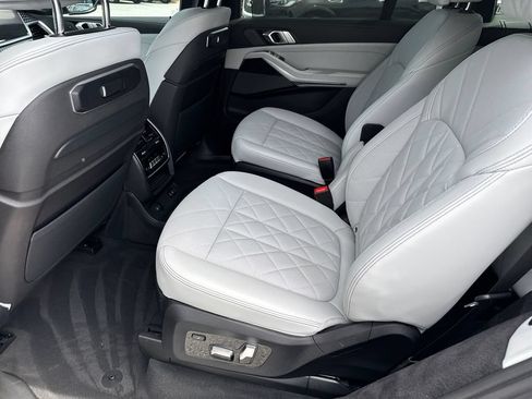 Used 2023 BMW X7 xDrive40i w/ M Sport Package AWD/4WD image 23