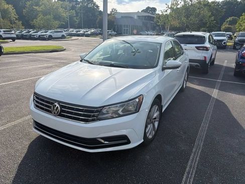 Used 2018 Volkswagen Passat 2.0T SE FWD image 2