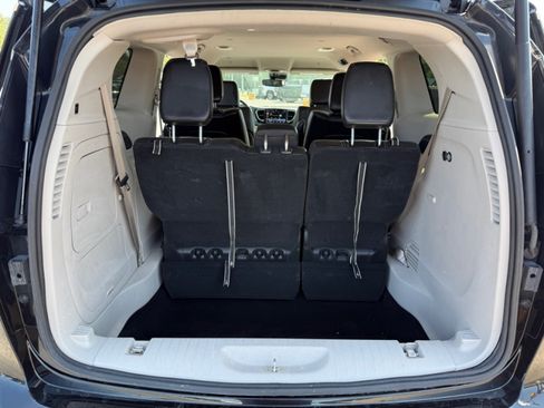 Used 2023 Chrysler Pacifica Touring-L FWD image 31