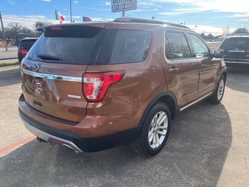 Used 2017 Ford Explorer XLT w/ Equipment Group 202A FWD image 5