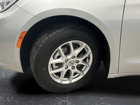 Used 2023 Chrysler Pacifica Touring-L FWD image 35