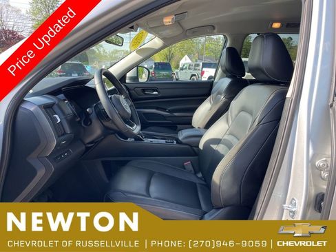 Used 2025 Nissan Pathfinder SL AWD/4WD image 4