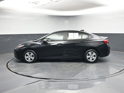 Used 2018 Chevrolet Cruze LS image 2