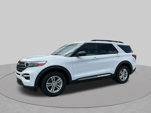 Used 2023 Ford Explorer XLT w/ Equipment Group 202A RWD image 2