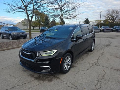 New 2026 Chrysler Pacifica Limited image 1