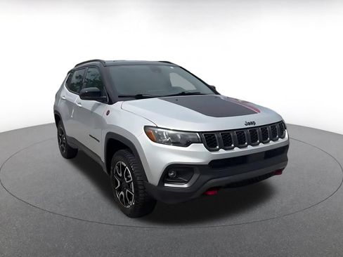 Used 2025 Jeep Compass Trailhawk AWD/4WD image 3