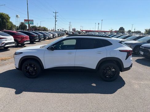 New 2026 Chevrolet Trax LT w/ Midnight Edition FWD image 3