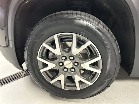 Used 2023 GMC Acadia SLE w/ Driver Convenience Package FWD image 9