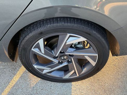 Used 2025 Hyundai Elantra Limited image 32