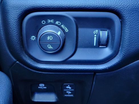 Used 2021 RAM 1500 Big Horn w/ Built-to-serve Edition image 27