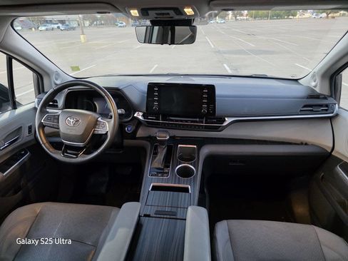Used 2021 Toyota Sienna Limited image 28