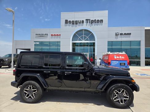 Used 2025 Jeep Wrangler Unlimited Sahara AWD/4WD image 2