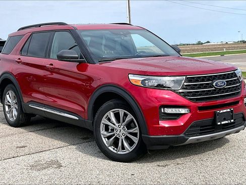 Used 2020 Ford Explorer XLT w/ Equipment Group 202A AWD/4WD image 39