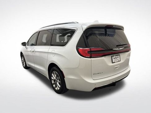 Used 2021 Chrysler Pacifica Touring-L w/ Uconnect Theater Family Group AWD/4WD image 7
