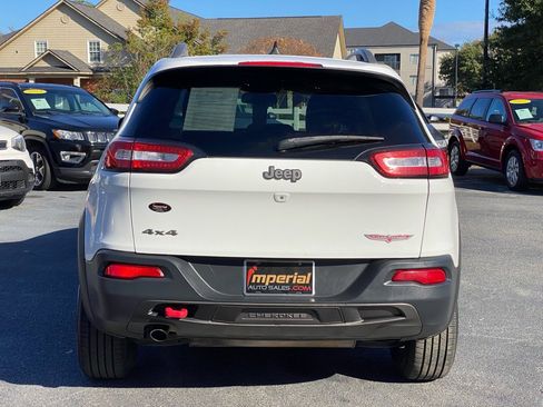 Used 2017 Jeep Cherokee Trailhawk image 8