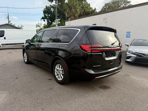 Used 2023 Chrysler Pacifica Touring-L FWD image 3