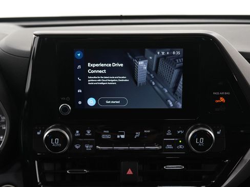 Used 2025 Toyota Highlander XLE AWD/4WD image 16