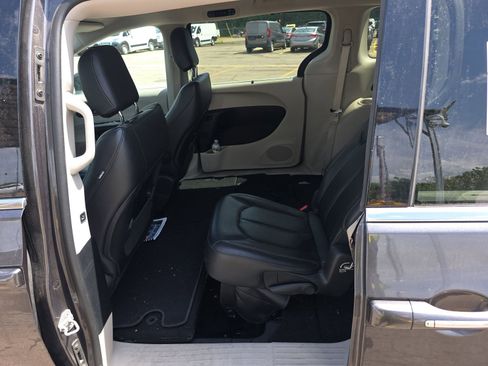 Used 2017 Chrysler Pacifica Touring-L FWD image 11