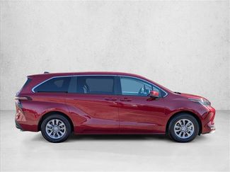 Used 2023 Toyota Sienna LE FWD video 4
