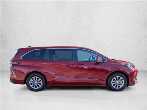 Used 2023 Toyota Sienna LE FWD image 4