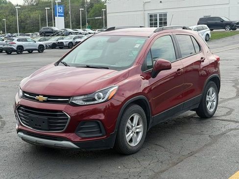 Used 2022 Chevrolet Trax LT w/ LT Convenience Package image 3