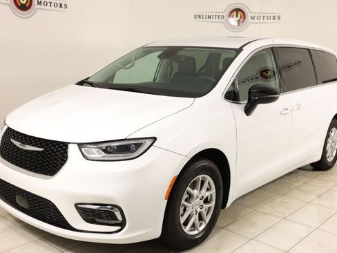Used 2024 Chrysler Pacifica Touring-L FWD image 5
