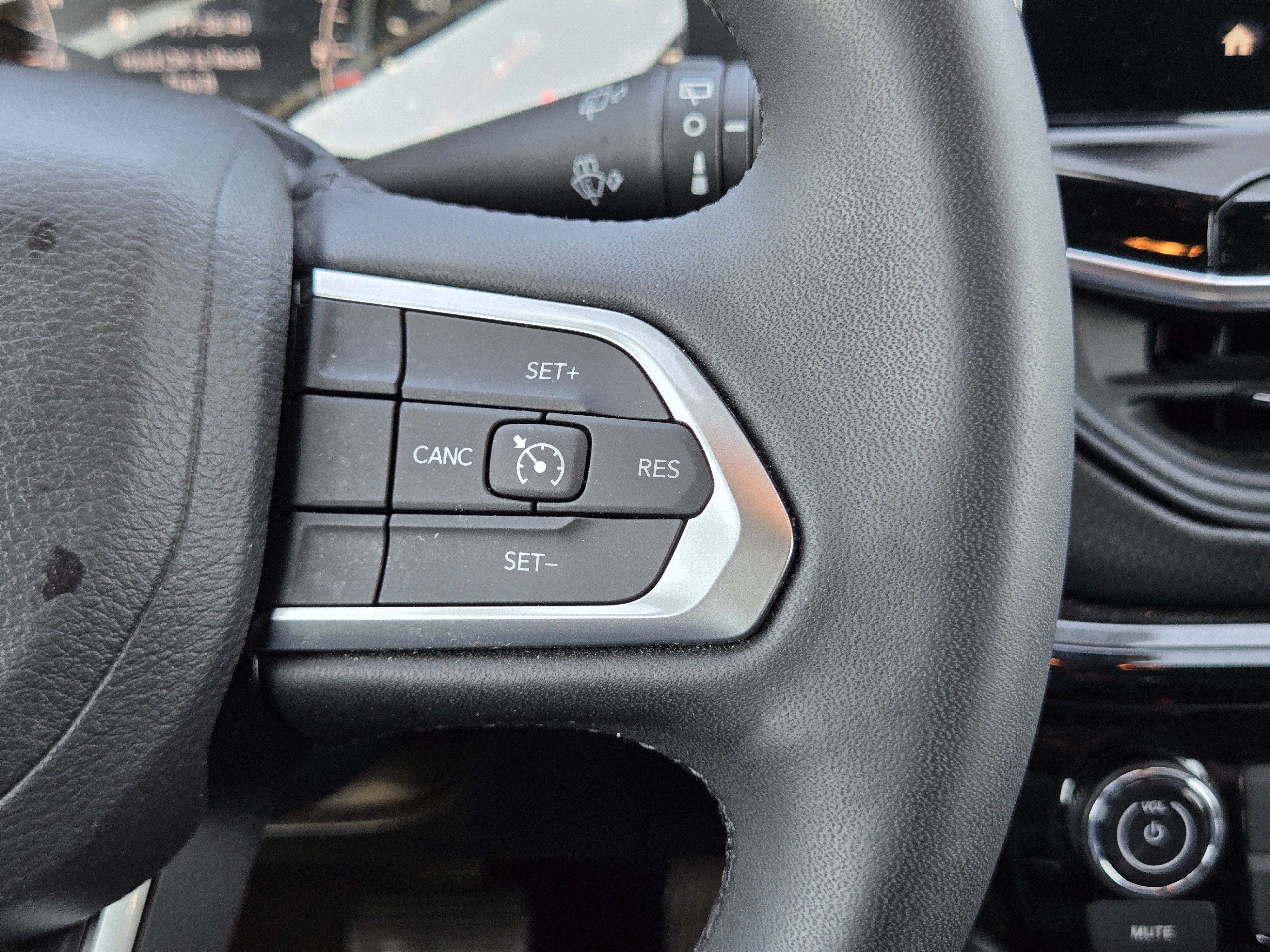 Used 2025 Jeep Compass Latitude w/ Convenience Group AWD/4WD image 28
