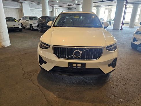 Certified 2023 Volvo XC40 B5 Plus w/ Driver Assist Package AWD/4WD image 6