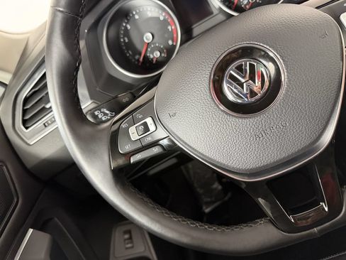 Used 2018 Volkswagen Tiguan SEL AWD/4WD image 29