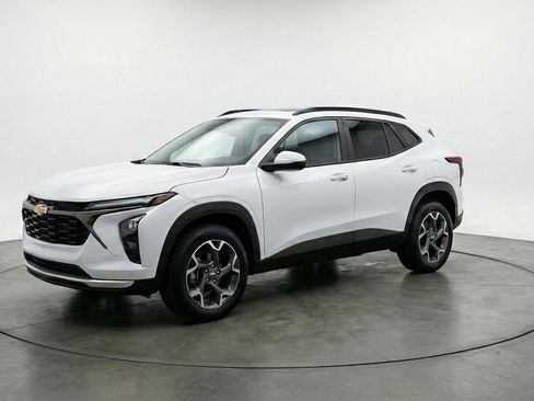 Used 2025 Chevrolet Trax LT w/ LT Convenience Package image 3