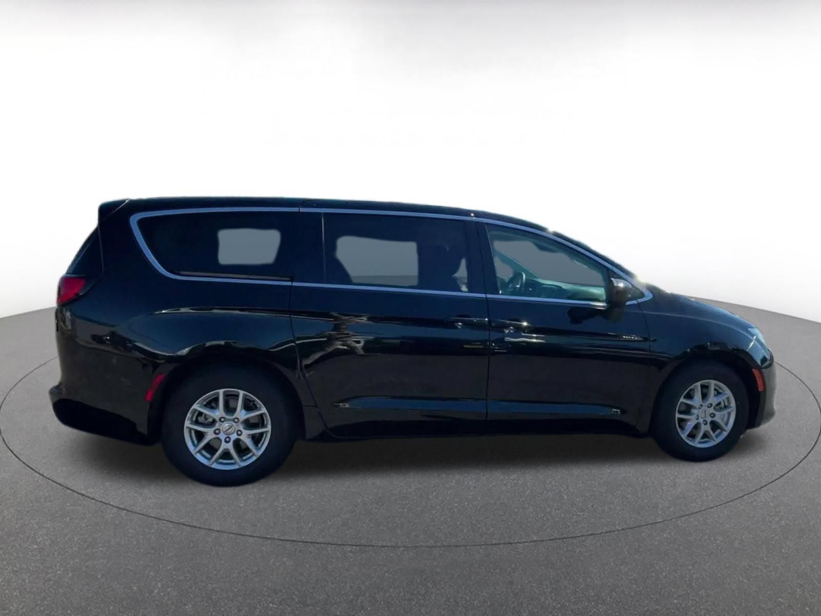 Used 2024 Chrysler Voyager LX FWD image 15