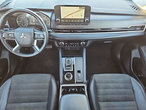 Used 2024 Mitsubishi Outlander SE image 17