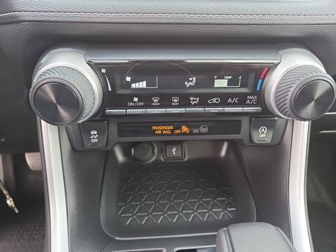 Used 2022 Toyota RAV4 LE image 27