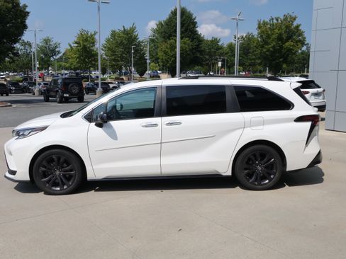 Used 2023 Toyota Sienna XSE w/ XSE Plus Package FWD image 6