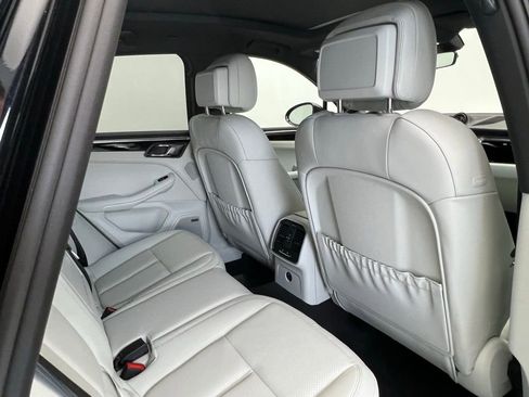 Certified 2025 Porsche Macan AWD/4WD image 16