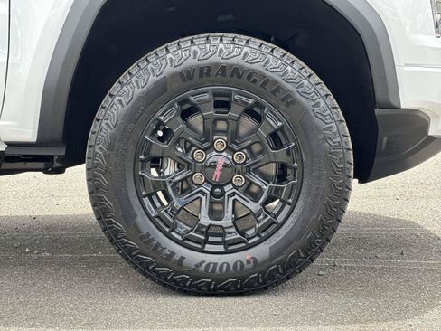 New 2026 GMC Canyon Elevation w/ LPO, Black Badging Package RWD image 30